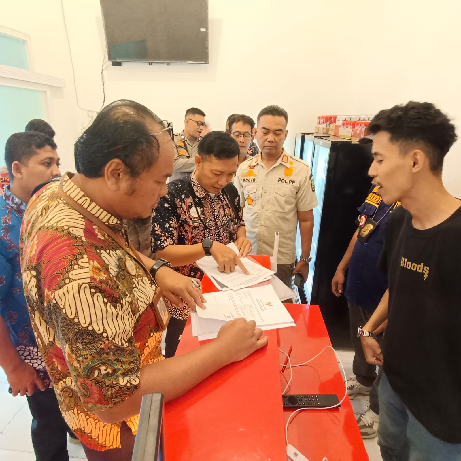 Tim Gabungan Forkopincam mengecek data perijinan