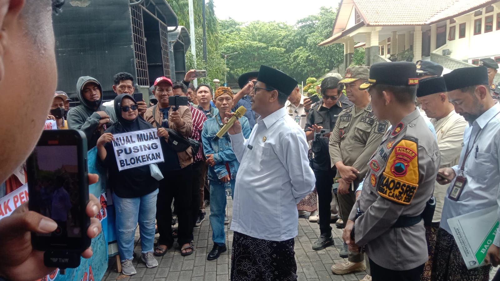 Bupati Rembang menerima aspirasi yang disampaikan 