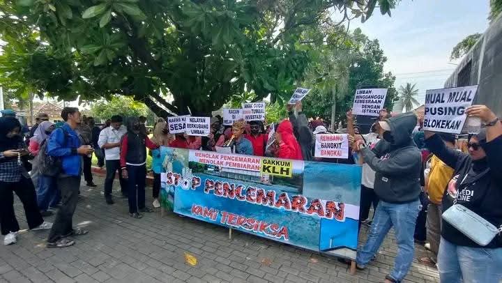 Para pengunjuk rasa menyampaikan aspirasi di depan Kantor Bupati