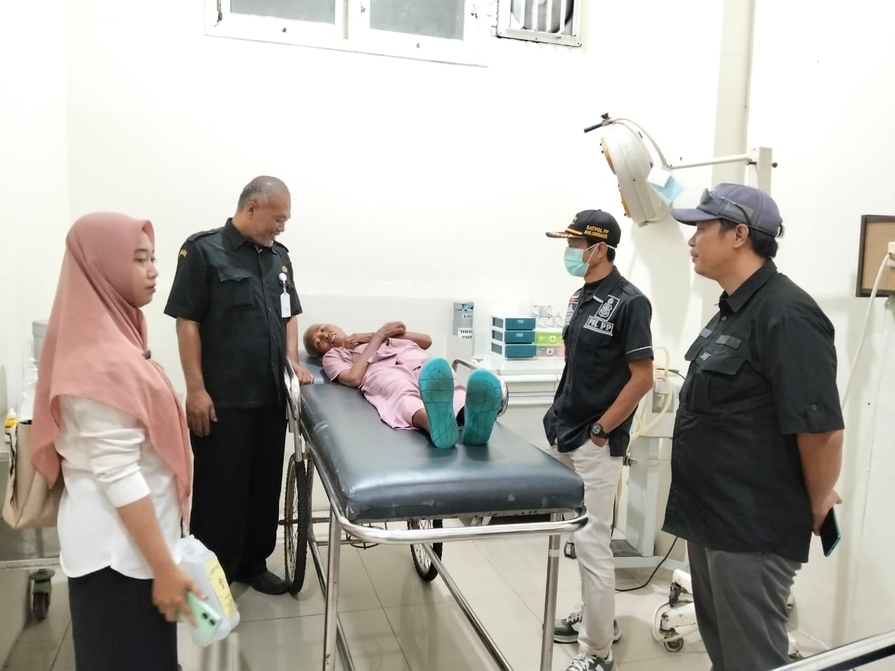 Petugas mengantar ODGJ ke RSUD dr. R. Soetrasno Rembang untuk mendapatkan perawatan