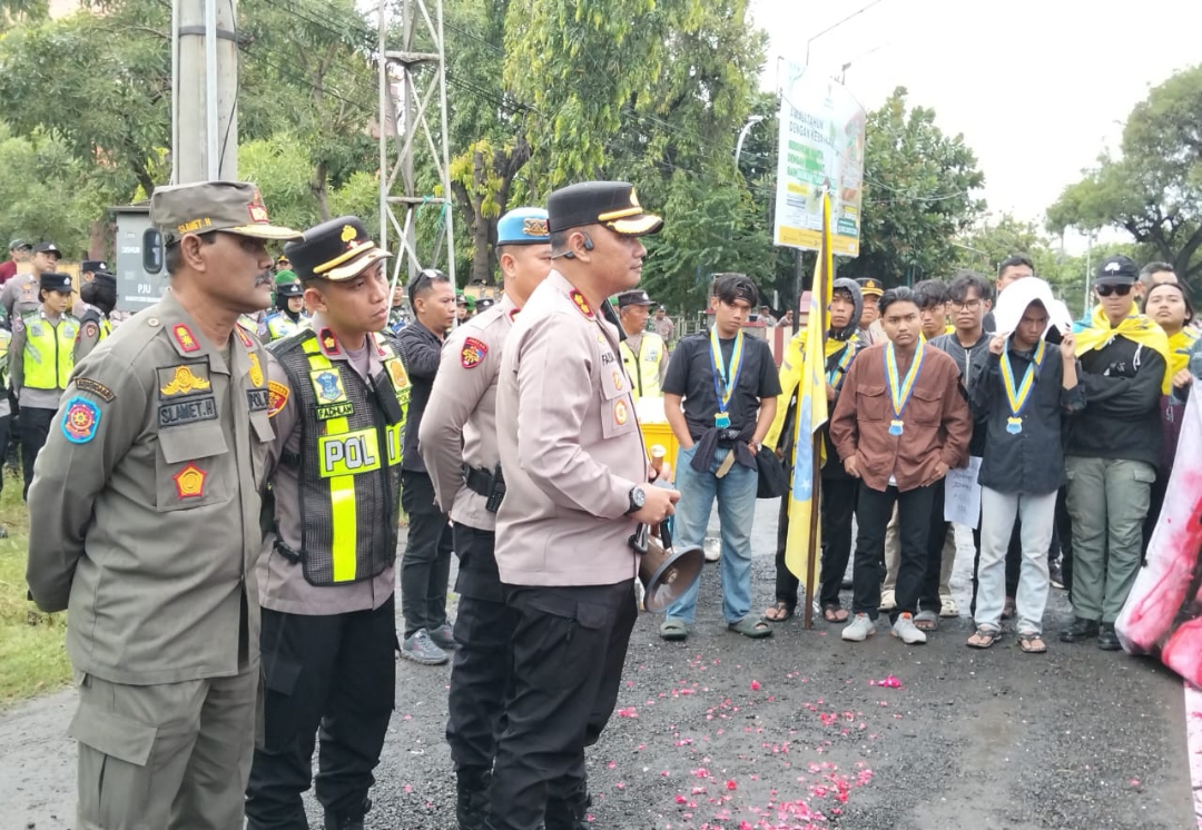 PENGAMANAN AKSI UNJUK RASA DI HALAMAN GEDUNG DPRD REMBANG