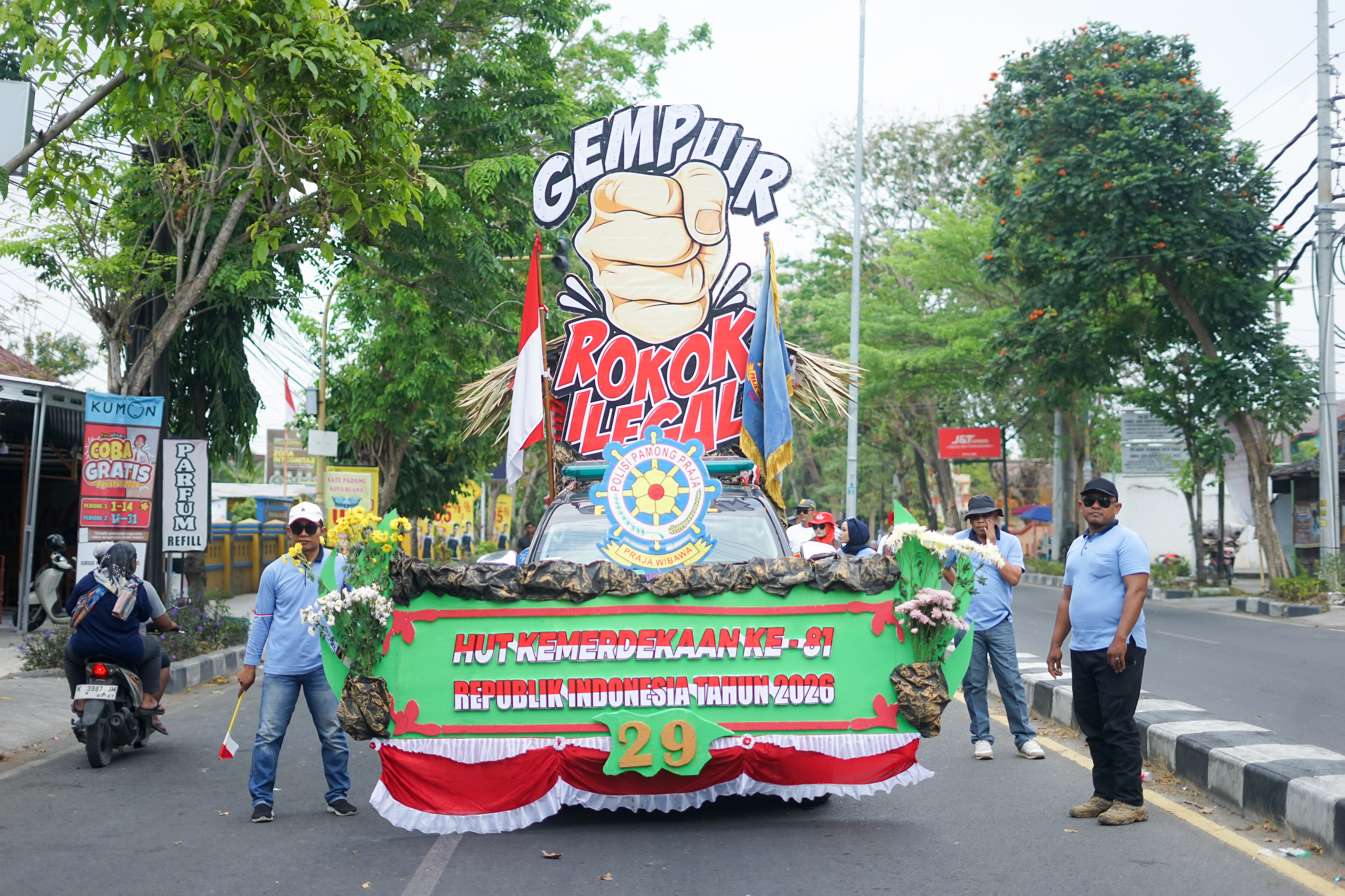Satpol PP Gempur Rokok Ilegal di Karnaval HUT RI ke-81