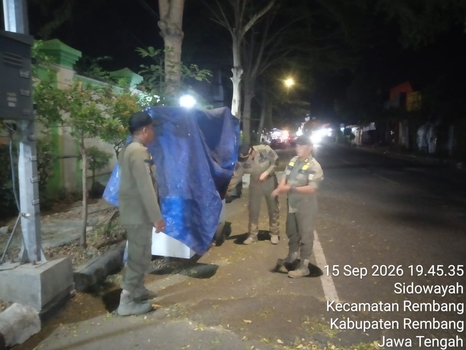 Patroli Malam Satpol PP Rembang Sisir Lapak PKL di Sepanjang Jl. RA. Kartini.