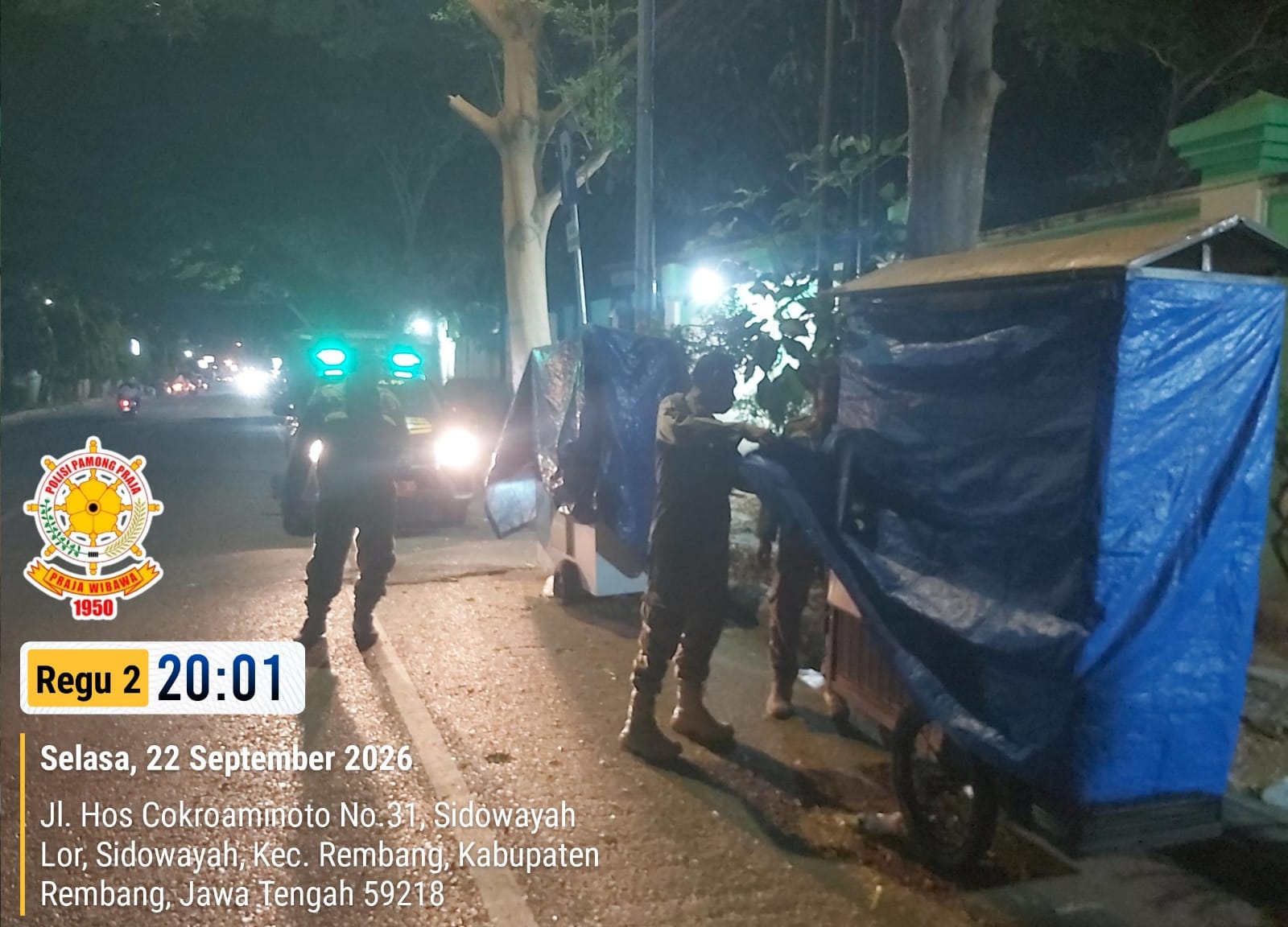 Jaga Ketertiban Malam, Satpol PP Rembang Patroli dan Binluh PKL di Kecamatan Rembang.