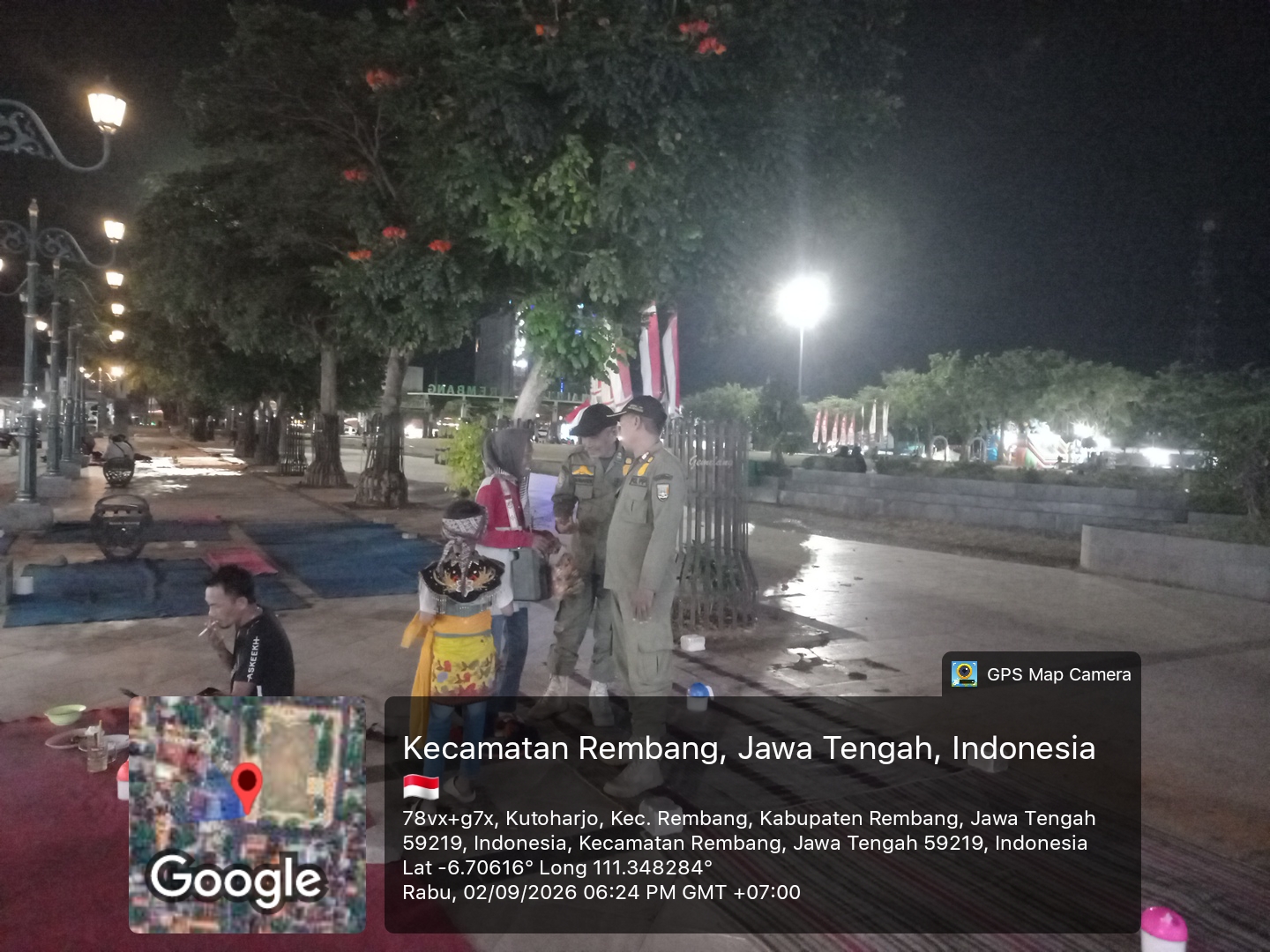 Patroli Malam di Alun-Alun Rembang, Petugas Humanis Ajak Pedagang Tertib.
